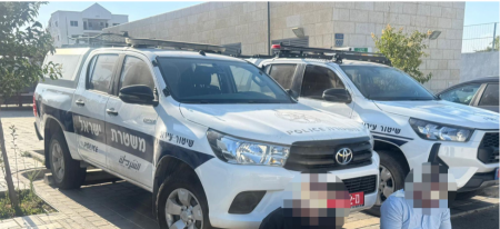 اعتقال شخصين بعد صعودهما فوق مركبة شرطة وتخريبها خلال حفل زفاف في الطيبة